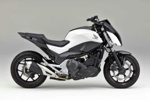 Honda moderna, blanca y negra, con diseño agresivo. Una moto ligera y potente lista para la aventura.