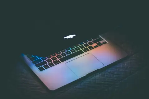 Podświetlana klawiatura laptopa w ciemności. Dowiedz się, jak wyłączyć komputer skrótem klawiszowym.