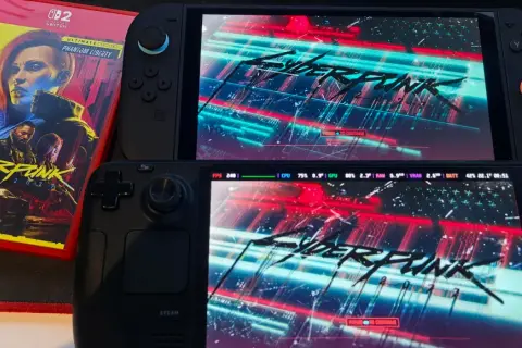 Caja de Cyberpunk 2077 Ultimate Edition para Switch junto a una Steam Deck y una consola portátil mostrando el juego. ¡Ideal para comparar los requisitos!