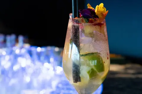 Orzeźwiający drink z limonką, kwiatami i słomkami. Idealne prosecco do hugo? To właśnie ono!