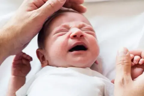 Jakie leki na kolkę u niemowlaka skutecznie łagodzą ból i płacz?