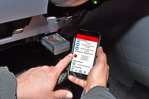 Diagnostyka Opla za pomocą modułu OBD i aplikacji na smartfonie. Oprogramowanie pokazuje kody błędów.