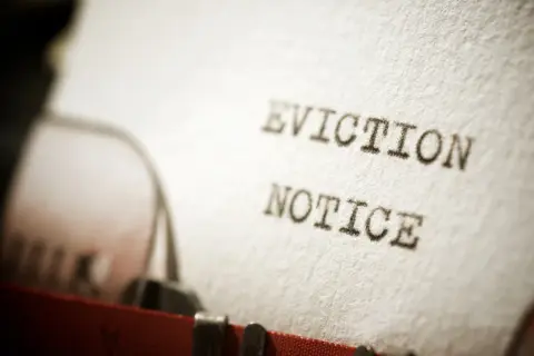 Foglio battuto a macchina con "EVICTION NOTICE", un precetto rilascio immobile cartabia che annuncia la necessità di lasciare un'abitazione.