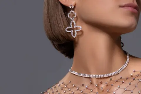 Krótki naszyjnik przy szyi: choker czy kolia? Poznaj różnice!
