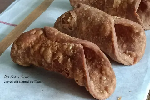 Scorze croccanti per cannoli siciliani ricetta originale, pronte per essere riempite.