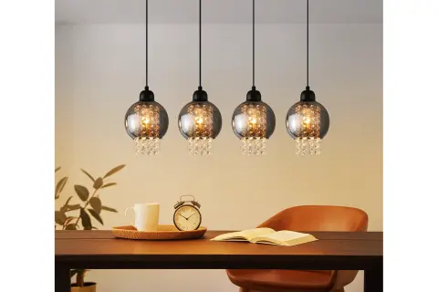 Elegancka lampa wisząca kryształowa z czterema kulistymi kloszami, ozdobiona błyszczącymi kryształkami, tworzy magiczny blask nad stołem.