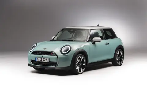 Turkusowy Mini Cooper S z białym dachem. Stylowy, miejski samochód, który zbiera świetne mini cooper opinie.