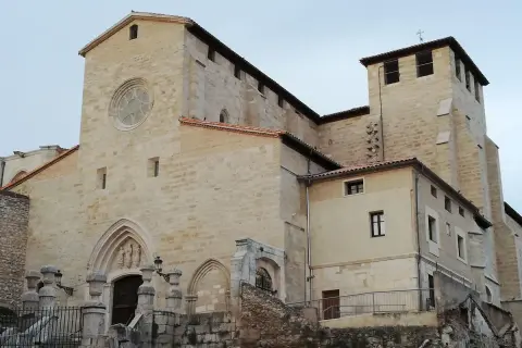 La iglesia de San Gil Abad en Zaragoza, con su fachada de piedra, rosetón y torre campanario, se alza imponente.