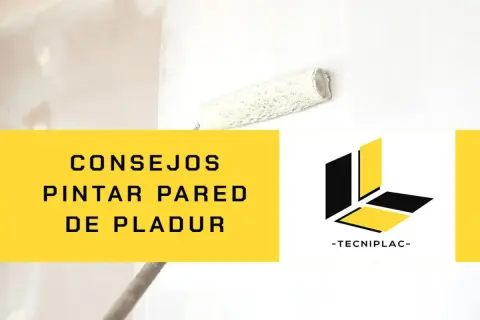 Consejos para pintar paredes de pladur. Rodillo pintando una pared blanca, con logo de Tecniplac.