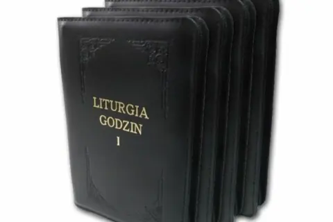 Czarny brewiarz "Liturgia Godzin 1" w skórzanej oprawie, część serii.