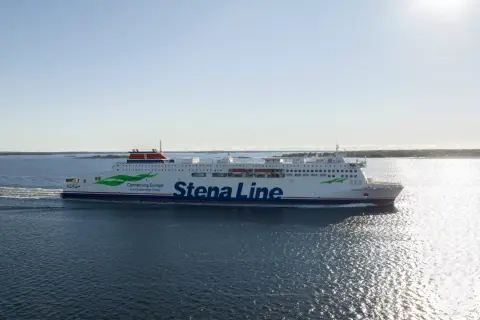 Prom Stena Estelle płynie po spokojnym morzu, tworząc białą smugę. Na burcie widnieje logo Stena Line i napis "Connecting Europe".