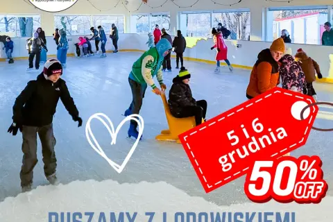 Dzieci i dorośli bawią się na lodowisku w Hadlach Szklarskich. 5 i 6 grudnia promocja 50% OFF!