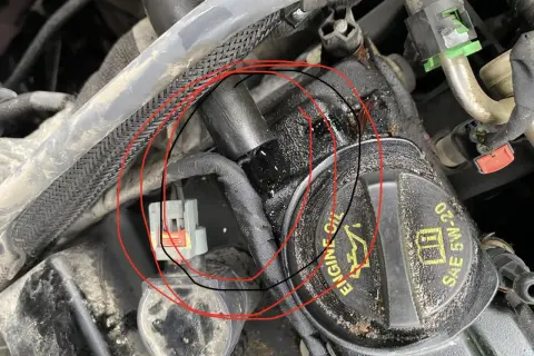 Conector de bobina de encendido en Opel, posible causa de DTC P0301 (fallo de encendido cilindro 1).