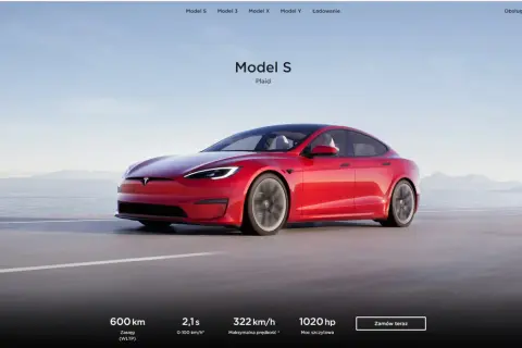Czerwony Tesla Model S Plaid z mocą 1020 KM pędzi po drodze nad morzem.