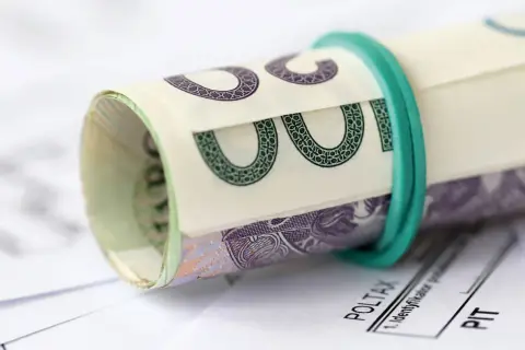 Zwijana banknot 100 zł na dokumentach PIT. Czy dodatek pielęgnacyjny jest opodatkowany?