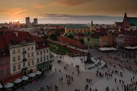 Zachód słońca nad Starym Miastem. Idealny widok na zwiedzanie Warszawy w dwa dni.