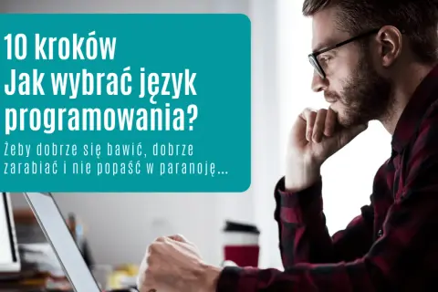 Mężczyzna w okularach myśli nad wyborem języka programowania, np. kursu Javy, by dobrze zarabiać i bawić się kodowaniem.