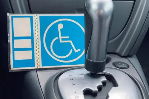 Segnaletica per disabili in auto, utile per contestare una multa per mancata esposizione contrassegno.