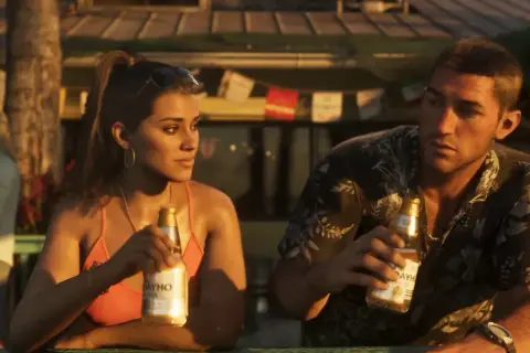 Lucia z GTA 6 i jej partner piją piwo na plaży.
