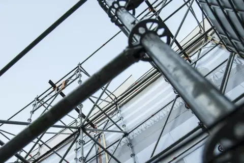 Rusztowania budowlane: przewodnik po rodzajach, przepisach i bezpieczeństwie