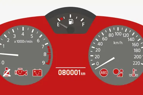 Kontrolki Audi: wskaźnik paliwa, obrotomierz, prędkościomierz, przebieg 80001 km, kontrolki ABS, pasów, silnika, akumulatora, temperatury.