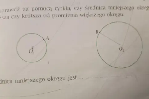 Dwa okręgi, jeden mniejszy z punktem A i środkiem O₁, drugi większy z punktem B i środkiem O₂. Pytanie dotyczy porównania średnicy mniejszego okręgu z promieniem większego.