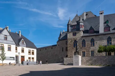 Ein imposantes Schloss mit steinernen Mauern und Türmen. Perfekt für einen Ausflug, um die Burg zu erkunden und danach durch die Umgebung zu wandern.