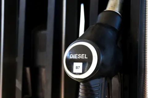 Dystrybutor paliwa z napisem DIESEL B7, gotowy do tankowania Peugeot 307 1.6 HDI.