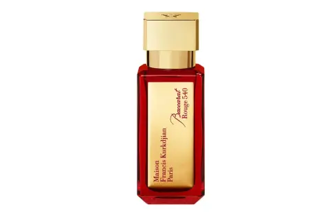 Elegancka, czerwona butelka perfum Maison Francis Kurkdjian Baccarat Rouge 540 ze złotą nakrętką.