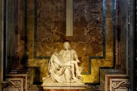 Pieta Michała Anioła, marmurowa rzeźba przedstawiająca Matkę Boską trzymającą ciało Chrystusa, w otoczeniu bogato zdobionej ściany.