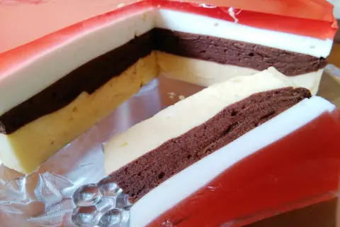 Warstwowe ciasto z galaretką, kremem i czekoladą. Wygląda jak moje ciasto "moja bajka"!