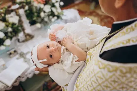 Ile trwa chrzest bez mszy? Zaskakujące fakty o ceremonii
