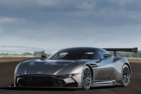 Aston Martin Vulcan, uno de los coches con mejor sonido, con su alerón trasero imponente y diseño agresivo.