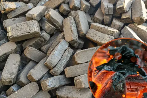 Stos torfowego brykietu, a w tle żarzący się ogień. Co lepsze brykiet torfowy czy drzewny?