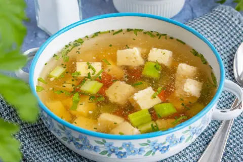 Herzhafte Eierstichsuppe mit Sellerie und Kräutern, ein einfaches eierstich rezept.