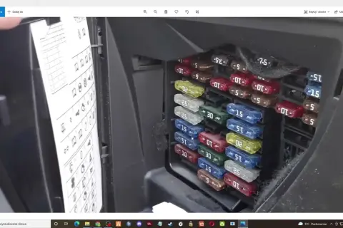 Gdzie są bezpieczniki w Golf 4? Sprawdź, aby uniknąć problemów elektrycznych