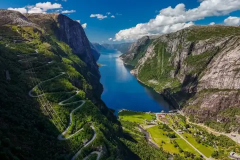 Malowniczy fiord z krętą drogą w górach. Idealne miejsce, gdzie na wakacje w lipcu, by podziwiać zapierające dech w piersiach widoki.