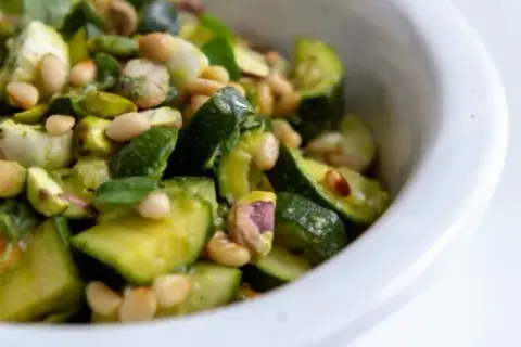 Salade de courgettes froides: mes astuces pour une texture parfaite