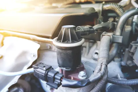 Válvula EGR de un coche, con su conector eléctrico. El p0401 seat indica un problema en este componente.