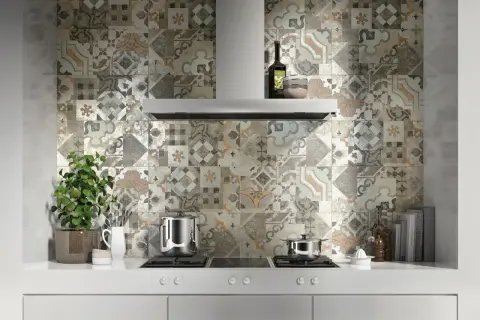 Une cuisine moderne avec un mur de crédence aux motifs vintage, une inspiration carrelage cuisine parfaite pour un style unique.