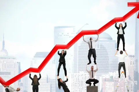Une équipe d'affaires soutient une flèche de graphique rouge en hausse, symbolisant la croissance du commerce.
