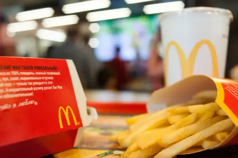 Frytki i napój McDonald's. Sprawdź aplikację McDonald's, by znaleźć kupony i promocje na swoje ulubione dania.