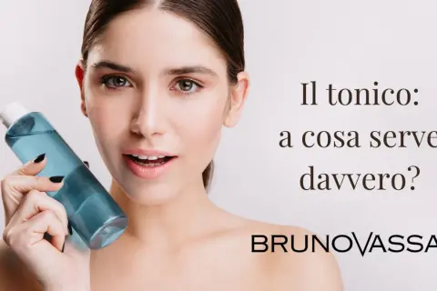 Donna con tonico viso blu, scopri a cosa serve davvero questo prodotto essenziale per la tua pelle.