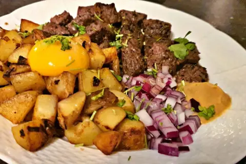 Biff Rydberg med stekt potatis, rå äggula, hackad rödlök och en klick senap. En klassisk svensk rätt som smakar fantastiskt!