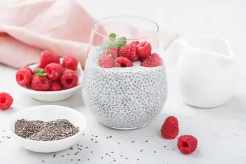 Pyszny deser z chia z malinami i miętą, przygotowany z nasion chia, mleka i świeżych owoców.