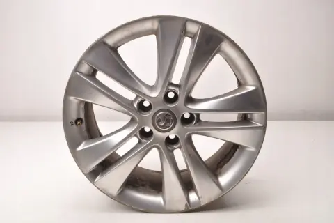 Srebrna felga aluminiowa do Opla Astry J. Rozstaw śrub 5x115.