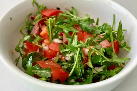 Mediterraner Rucola-Tomaten-Salat: Einfaches Rezept & Tipps