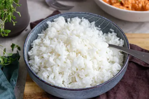 En skål med fluffigt vitt ris, perfekt för att koka ris till en god måltid.