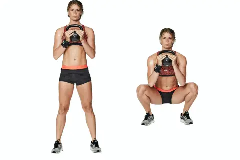 Kvinna utför goblet squats med kettlebell. Hon står först upp med vikten framför bröstet, sedan sitter hon djupt i en knäböj.
