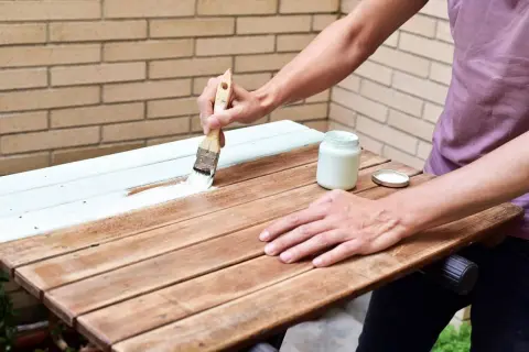 Aplicando imprimación para madera barnizada a una mesa de madera.